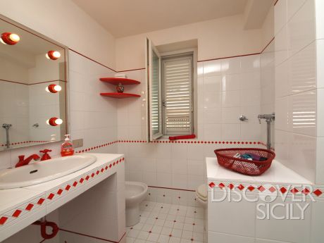 Kırmızı Banyo Dolabı Modelleri